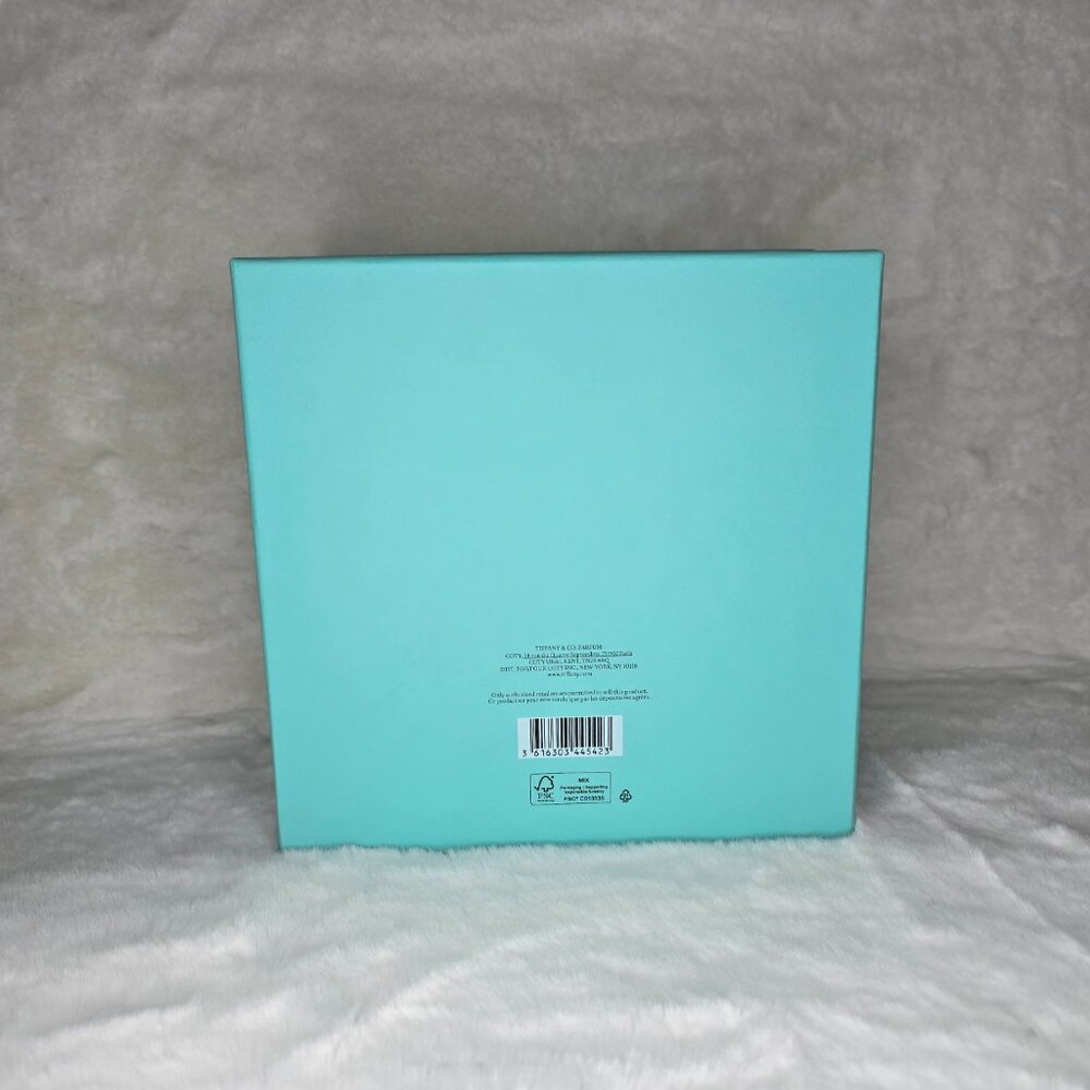 Tiffany.  Gift box perfect condition 8"1/2×8"1/2×4"1/2 - Picture 2 of 2
